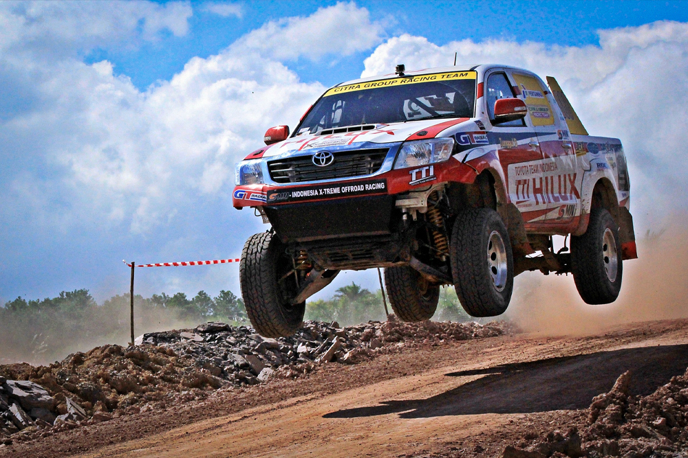 2-01-indonesia-toyota-hilux-long-travel-race-jump