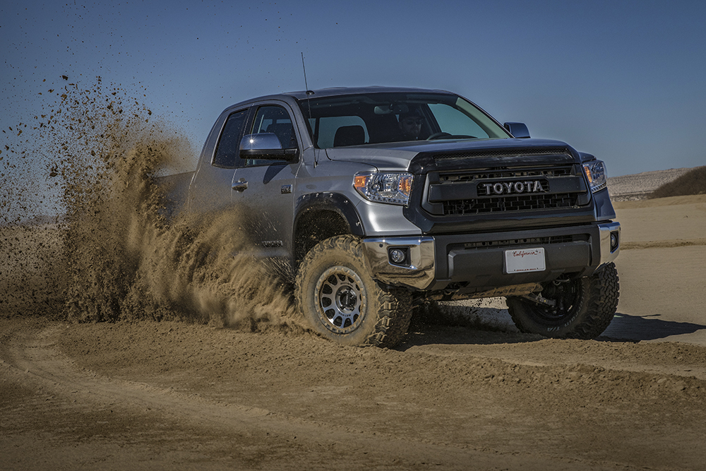 1-01-silver-2nd-gen-toyota-tundra-roosts-dirt-sand-off-road-35s-total-chaos-uca