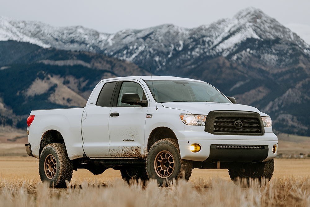 9-01-white-2nd-gen-toyota-tundra-mountains-snow-off-roada-outdoors-lifted-truck