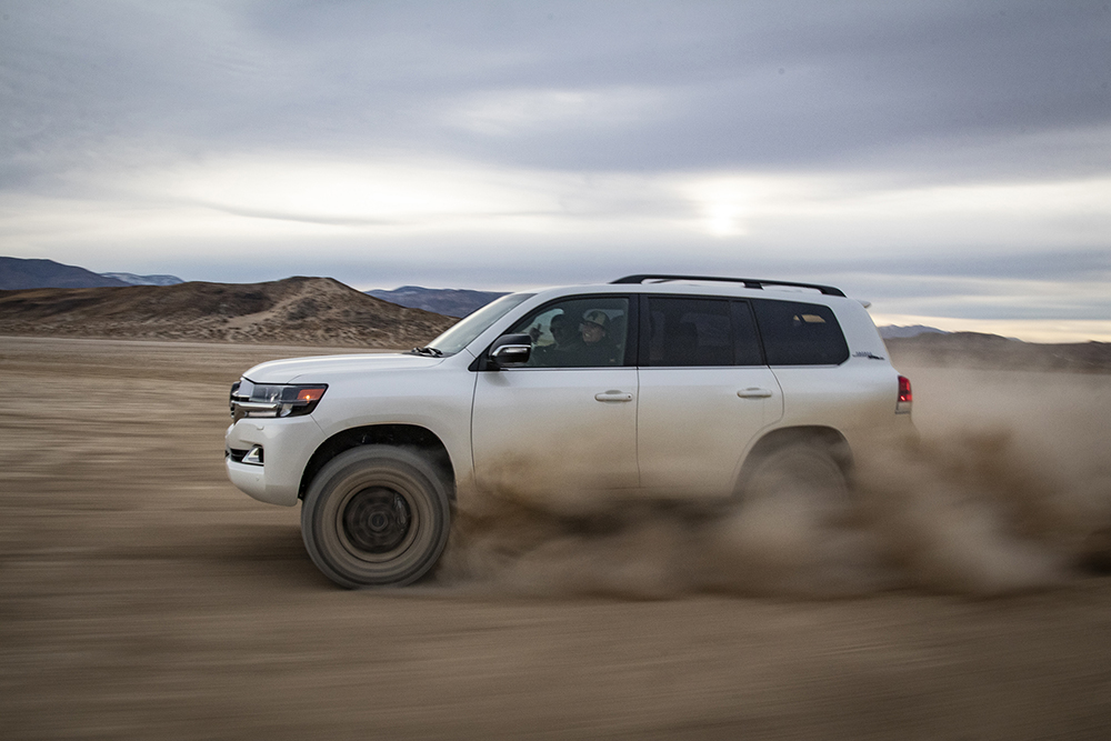7-01-toyota-Land-Cruiser-200-Series-lakebed-high-speed-rolling-shot-roost-dirt