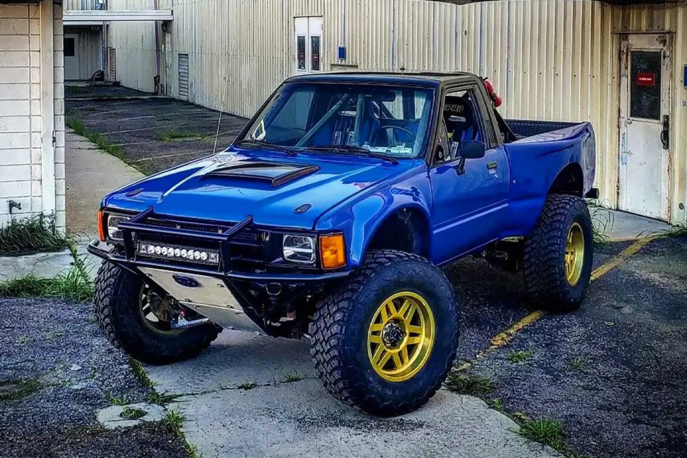 2-01-blue-toyota-pickup-long-travel-prerunner-bumper