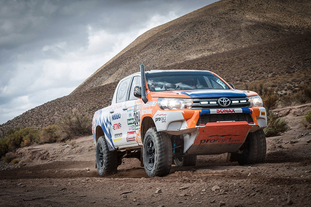 1-01-Toyota-Hilux-Revo-race-truck-off-road-performance-suspension