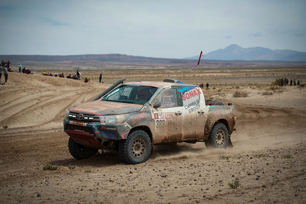 4-01-Toyota-Hilux-Revo-dirty-race-truck-sand-dirt-off-road
