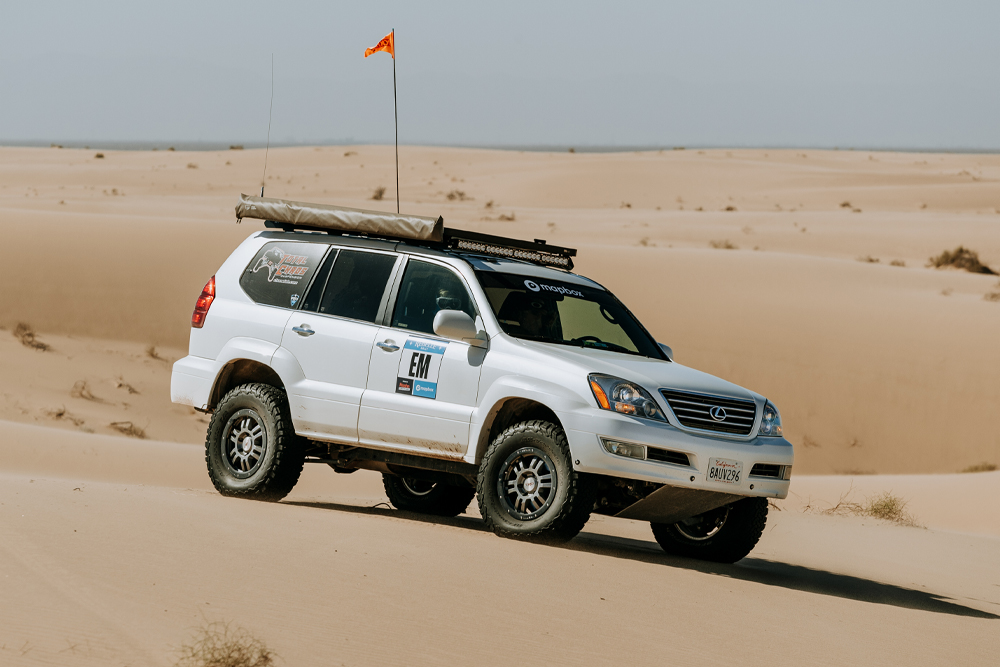 5-01-Toyota-Prado-120-desert-dunes-rebelle-rallly