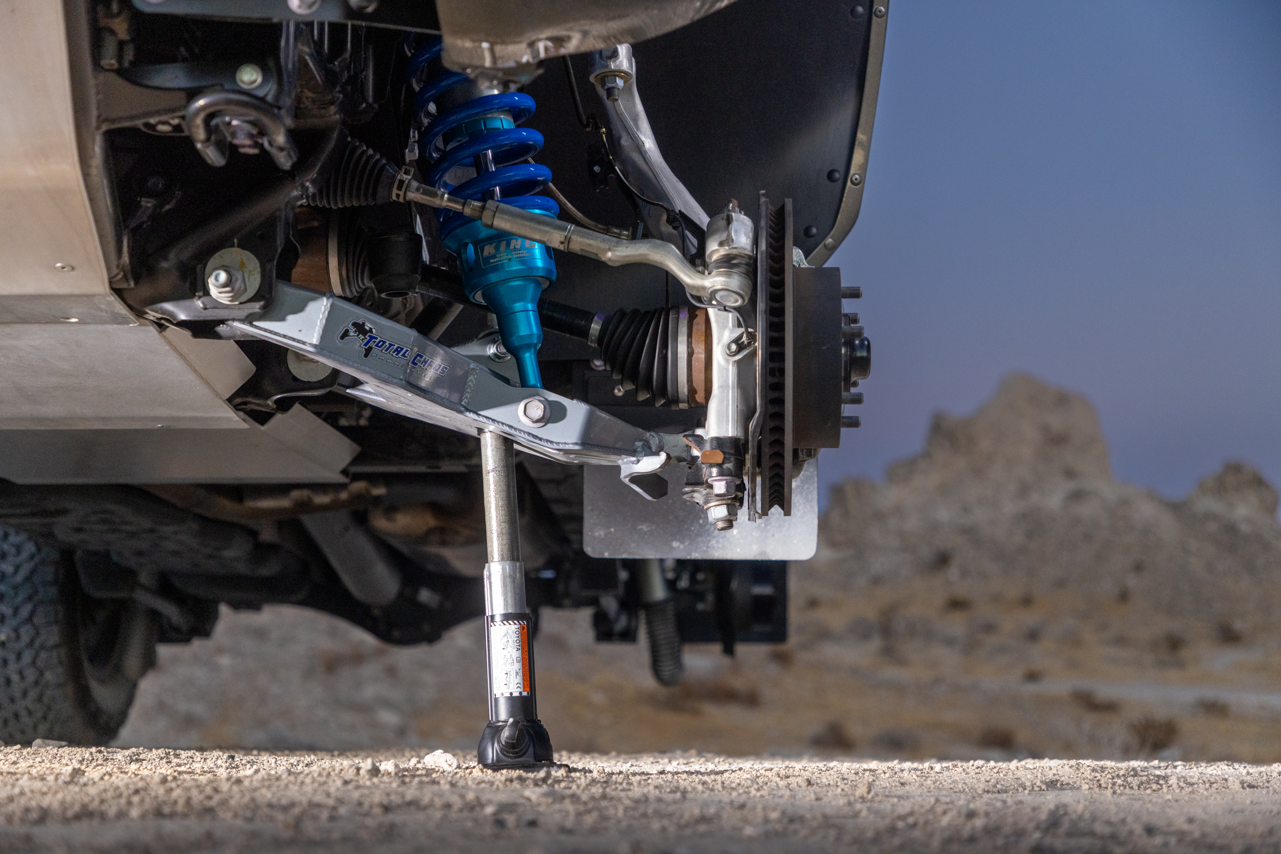 400-24-toyota-tacoma-king-shocks-TOTAL-CHAOS-long-travel-kit