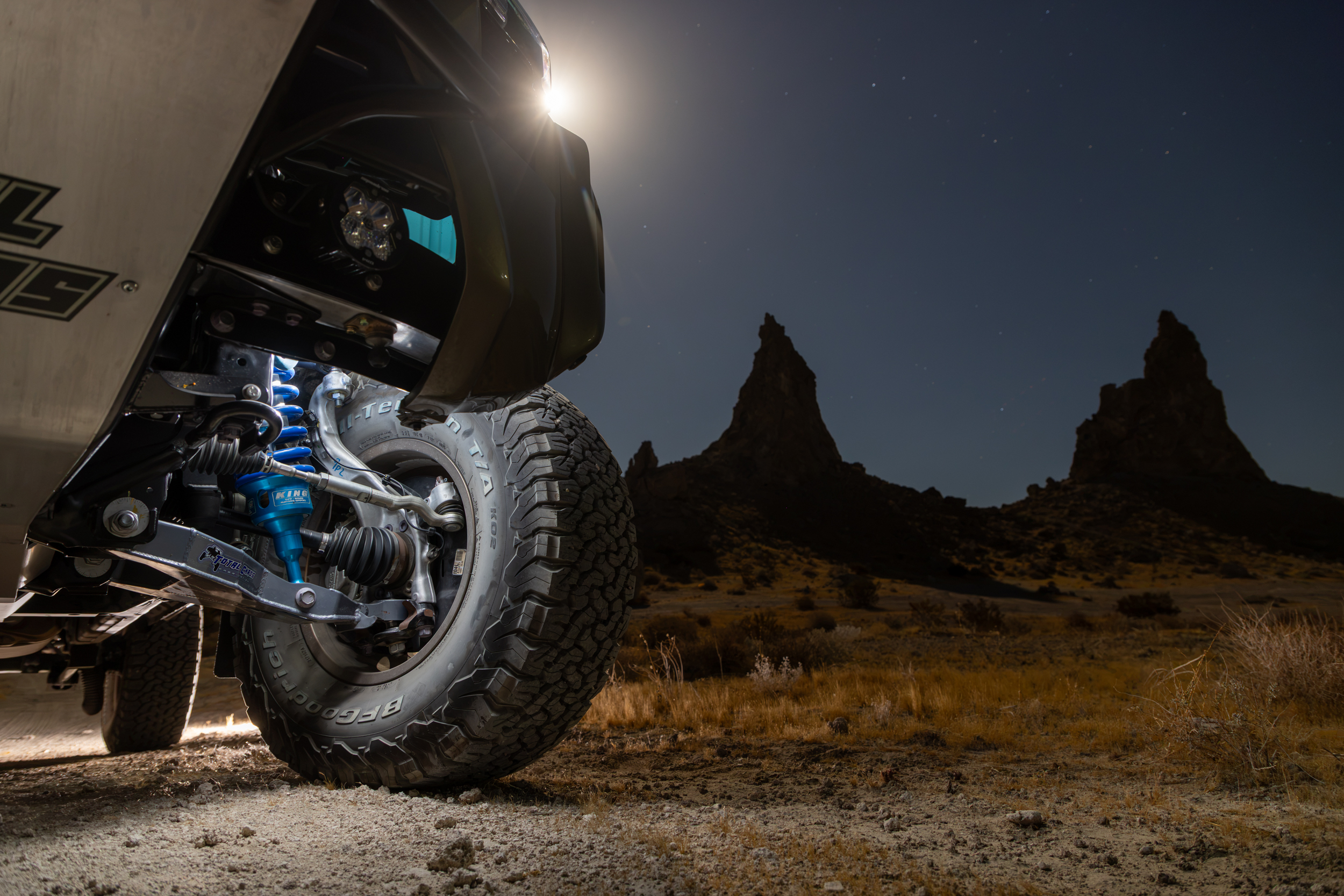600-4th-gen-toyota-tacoma-king-shocks-TOTAL-CHAOS-long-travel
