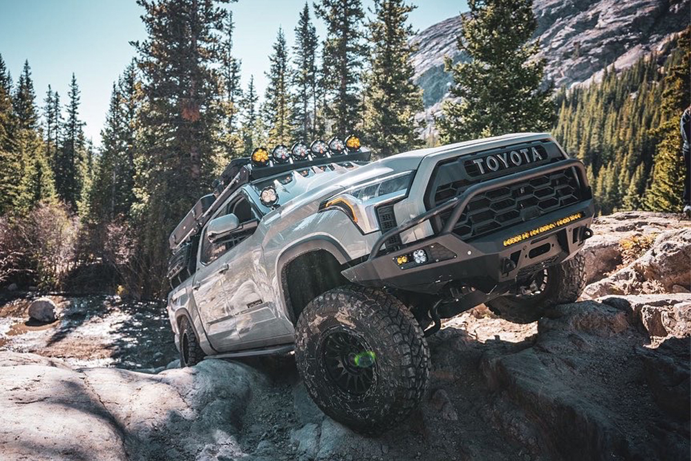 06-toyota-tundra-overland-rock-crawling-off-road