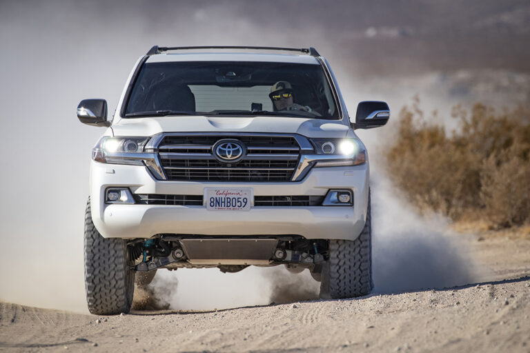 high speed toyota land cruiser 200 series desert whoops
